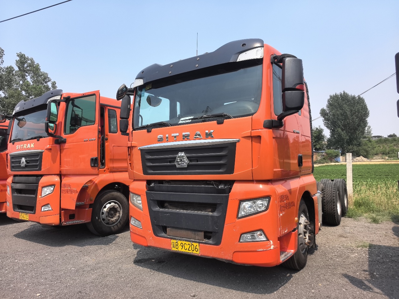 橙色汕德卡牵引车1